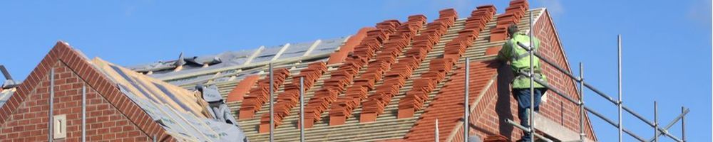 Nieuwe dakpannen plaatse in Hillegom